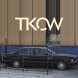 沦为军妓被扒开双腿玩弄
