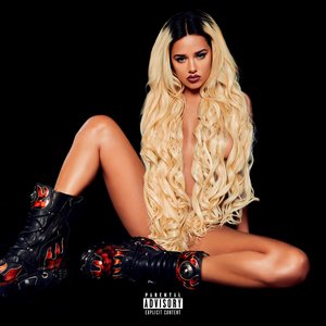 沦为军妓被扒开双腿玩弄
