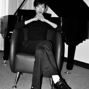 沦为军妓被扒开双腿玩弄
